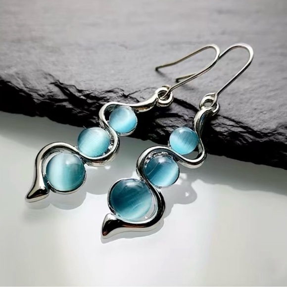 New~Silver Tone Aqua Cat Eyes Earrings - Picture 3 of 3